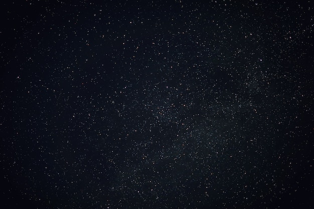 Cielo en la noche con estrellas, planetas y cometas.