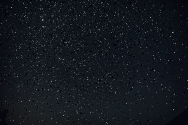 Cielo en la noche con estrellas, planetas y cometas.