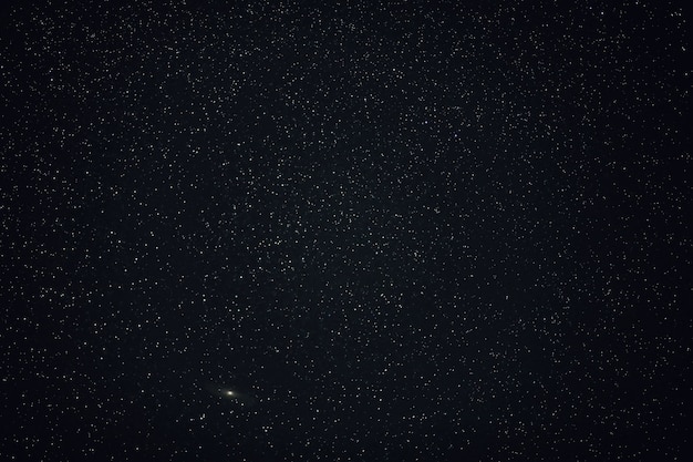 Cielo en la noche con estrellas, planetas y cometas.