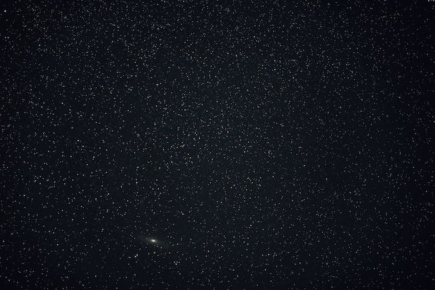 Cielo en la noche con estrellas, planetas y cometas.