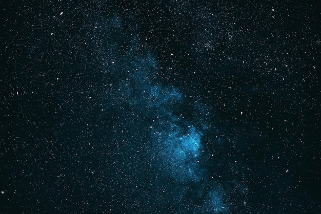 Cielo nocturno azul estrellado. La vía Láctea.