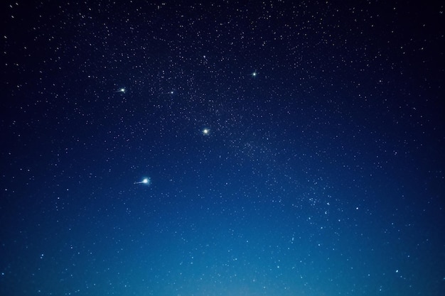 Un cielo nocturno azul con estrellas y la palabra estrellas