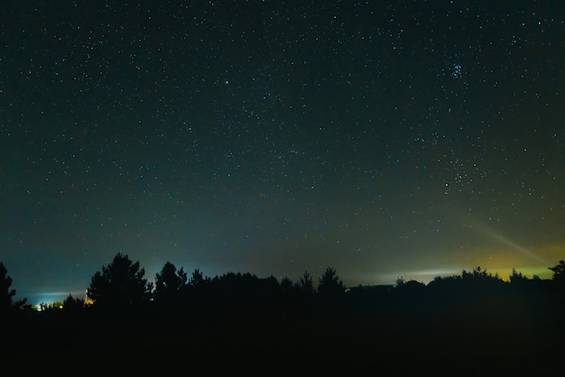 Cielo nocturno azul oscuro con muchas estrellas. Fondo del espacio