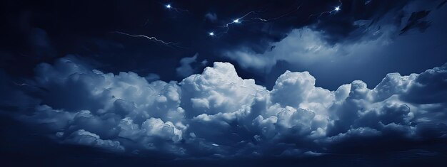 El cielo nocturno azul oscuro con nubes y estrellas Una tormenta se acerca Trueno lluvia Relámpagos parpadean