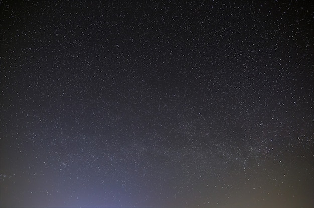 Cielo nocturno con una estrella brillante de la Vía Láctea.