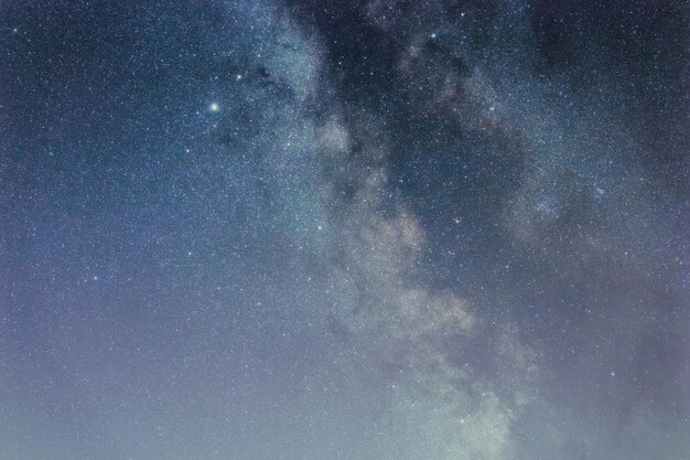 Cielo nocturno con estrellas brillantes, galaxia Vía Láctea.