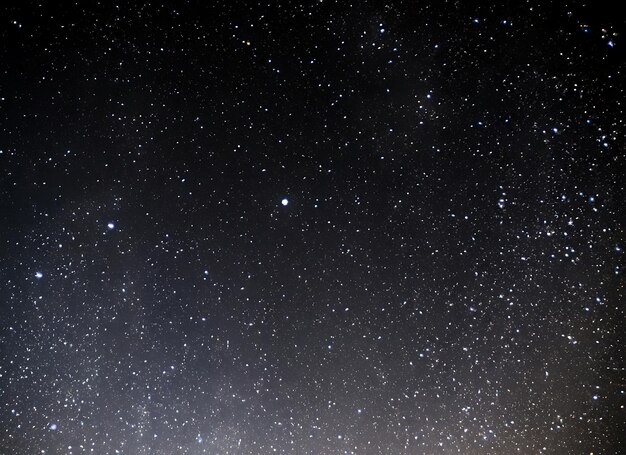 Cielo nocturno con estrellas brillantes sobre un fondo negro