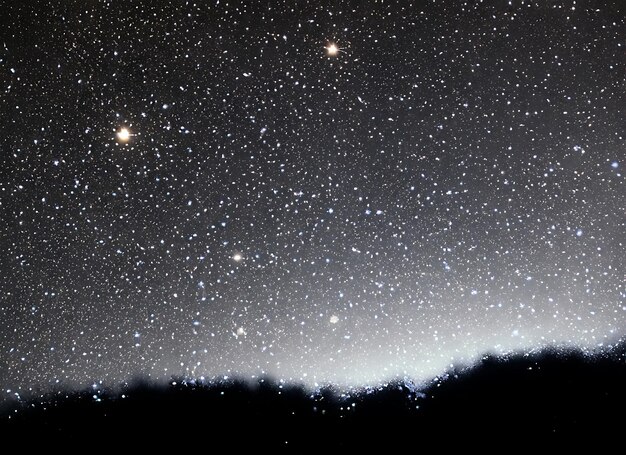 Cielo nocturno con estrellas brillantes sobre un fondo negro