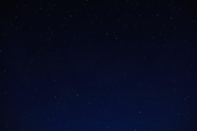 Cielo nocturno. Estrellas y galaxias en el cielo al atardecer.