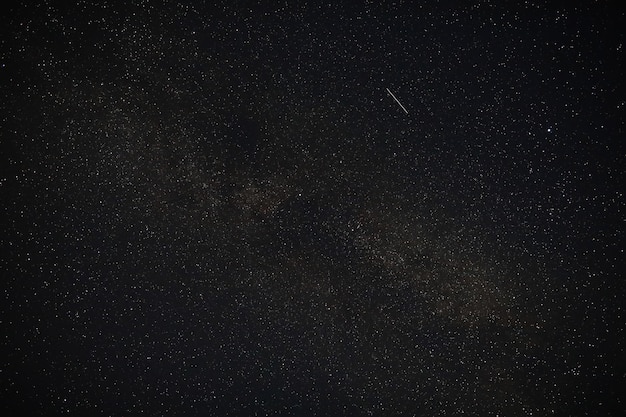 Cielo nocturno. Estrellas y galaxias en el cielo al atardecer.