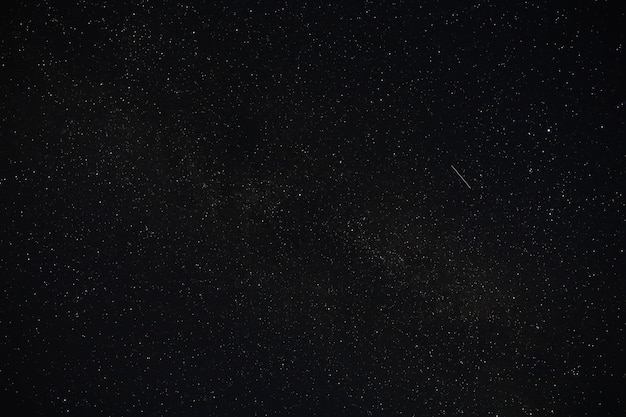 Cielo nocturno Estrellas y galaxias en el cielo al atardecer