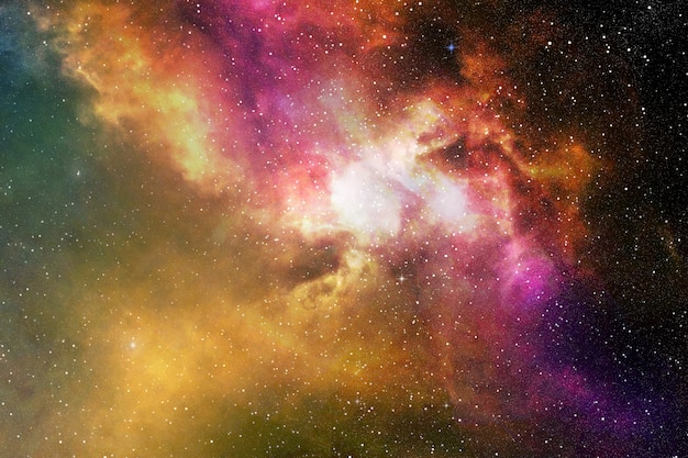 Cielo nocturno con estrellas y nebulosas
