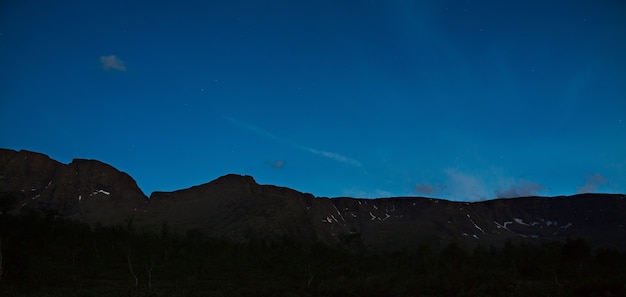 Cielo nocturno con estrellas sobre las montañas de Khibiny, Península de Kola, Rusia