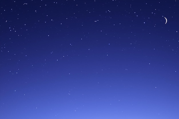 Cielo nocturno con fondo de luz de luna