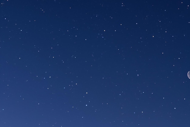 Cielo nocturno con fondo de luz de luna