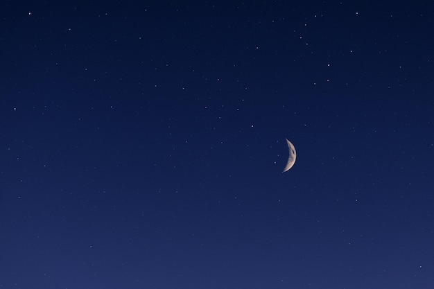 Cielo nocturno con fondo de luz de luna