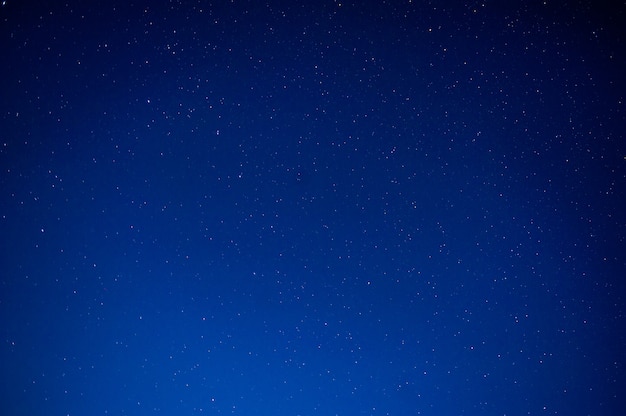 Cielo nocturno con muchas estrellas brillantes Fondo astro natural Imagen borrosa y de enfoque suave