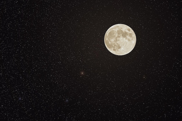 Foto cielo nocturno con muchas estrellas y luna llena brillante imagen compuesta no a escala
