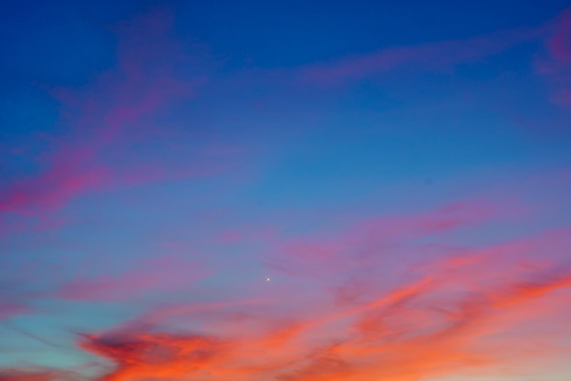 cielo nocturno con nubes coloridas al atardecer