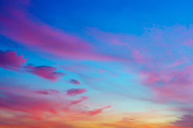 cielo nocturno con nubes coloridas al atardecer