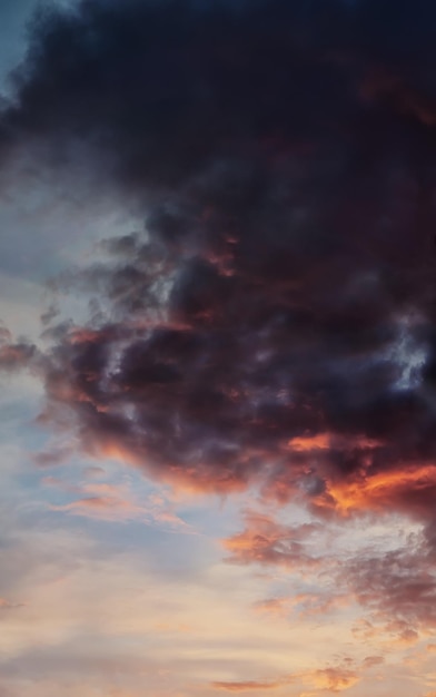 Cielo nocturno con nubes oscuras iluminadas con panorama solar