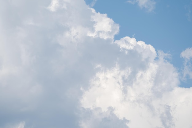 cielo nocturno con nubes y rayos del sol, fondo