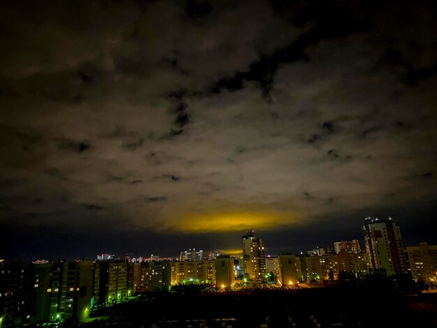 Cielo nocturno con nubes sobre la ciudad paisaje urbano por la noche