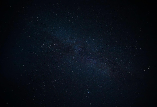 Un cielo nocturno oscuro con estrellas y la vía láctea