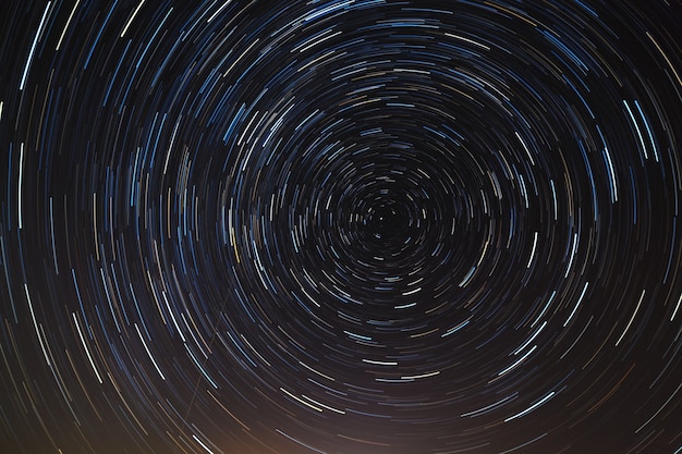 Cielo nocturno con pistas estrelladas multicolores.