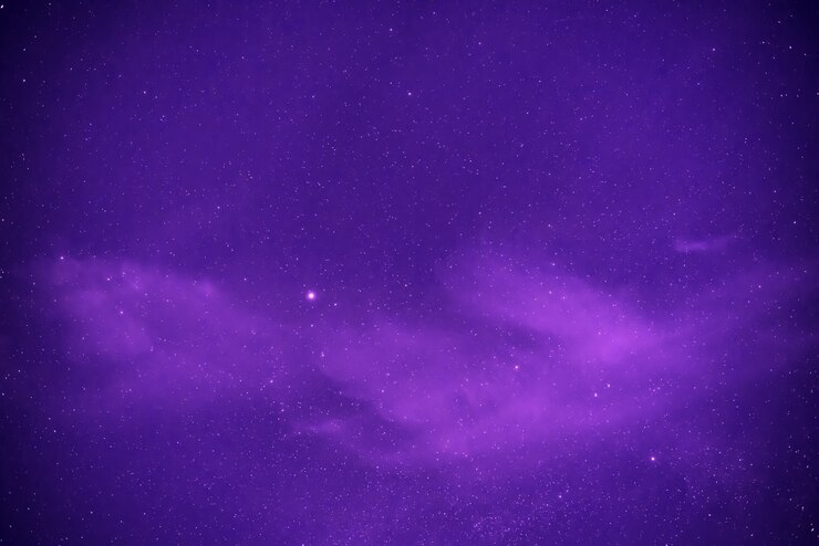 Cielo nocturno púrpura con estrellas de fondo