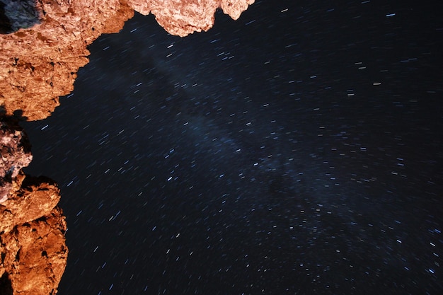 cielo nocturno y rocas