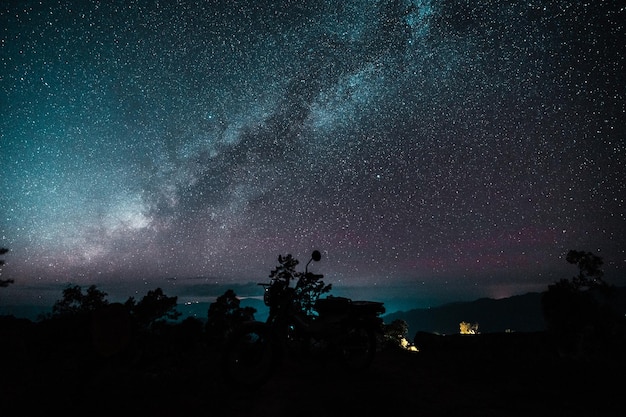 El cielo nocturno y la Vía Láctea en la montaña.