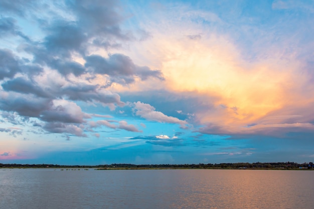 Cielo y nube al atardecer con efectos de luz de atardecer. crepúsculo nubes y cielo dramático