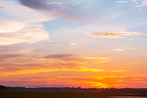 Cielo y nube al atardecer con efectos de luz de atardecer. crepúsculo nubes y cielo dramático