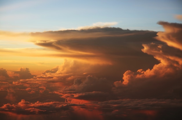 Cielo y nube hermosa puesta de sol