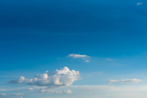 Cielo y nube con hermoso