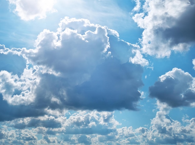 Cielo nube y rayos de sol