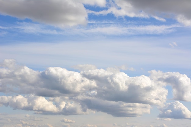 Foto un cielo con nubes acumuladas blancas papel tapiz aislado