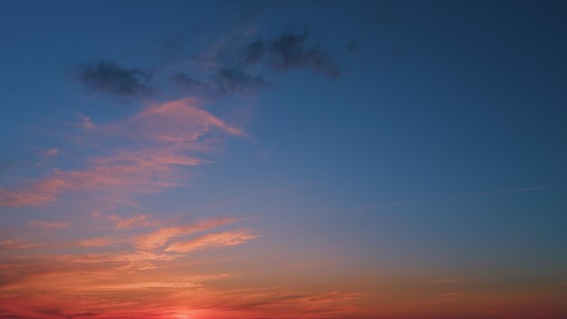 Cielo y nubes al atardecer diferentes sombras nube con color cielo