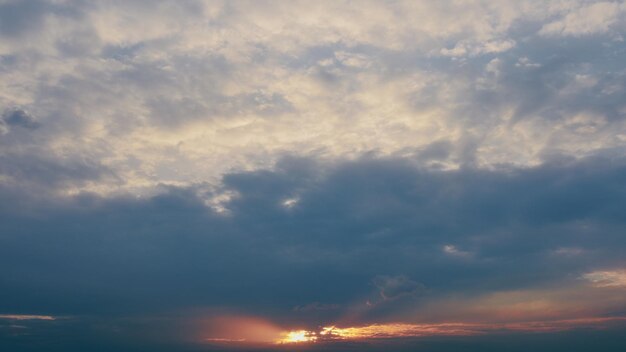 Cielo y nubes al atardecer diferentes sombras nube con color cielo