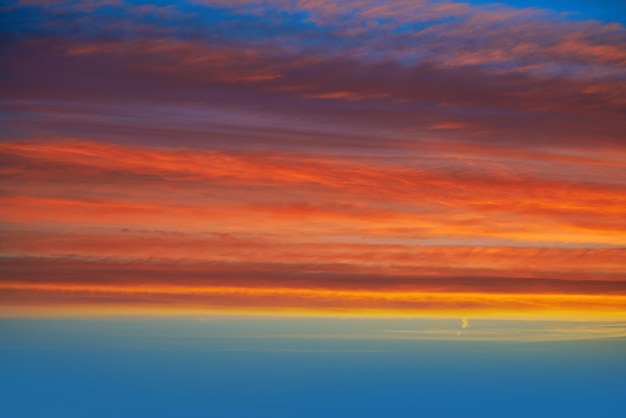 Cielo de nubes al atardecer en naranja y azul