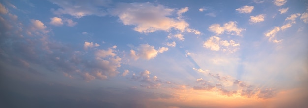 El cielo y las nubes al atardecer.