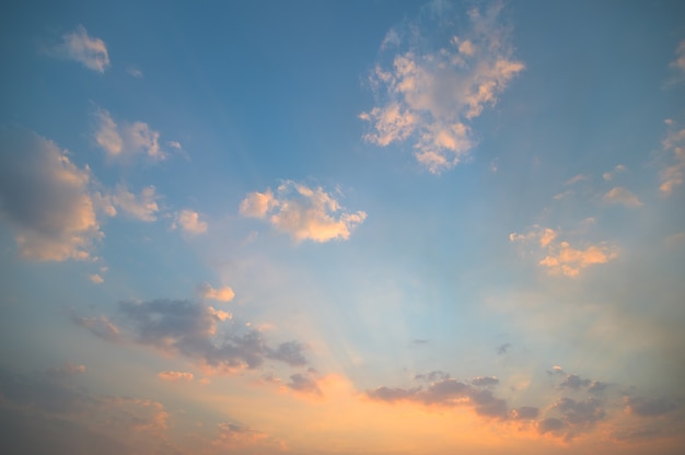 El cielo y las nubes al atardecer.