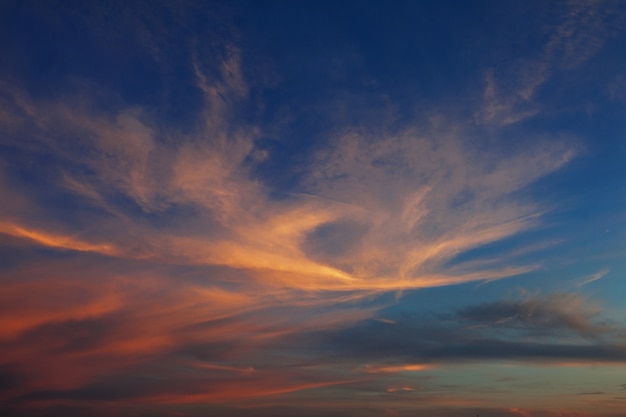 Cielo con nubes al atardecer