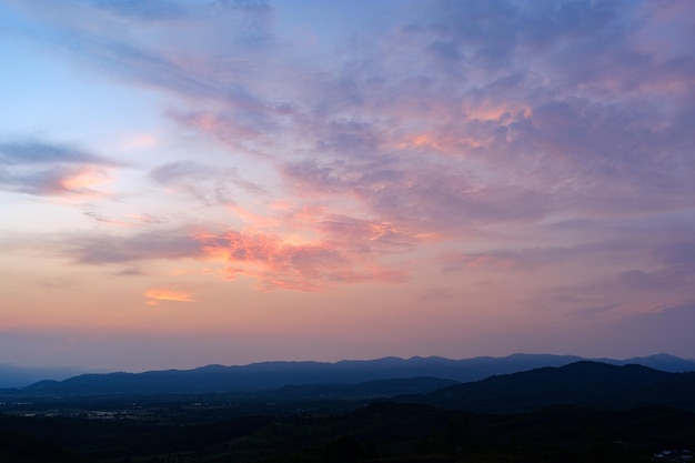 Cielo y nubes al atardecer