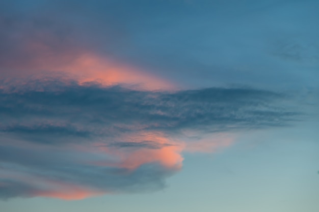 cielo y nubes antes del fondo del atardecer