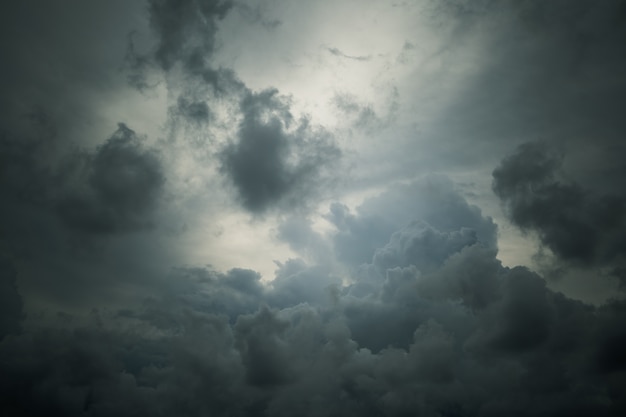 Cielo y nubes antes de llover fondo