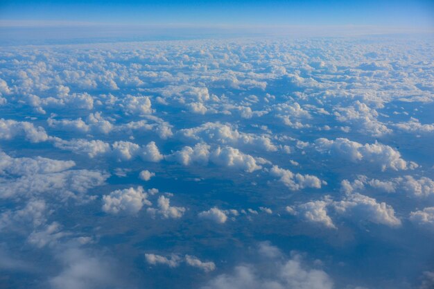 Cielo y nubes desde arriba del suelo vistos desde un avión