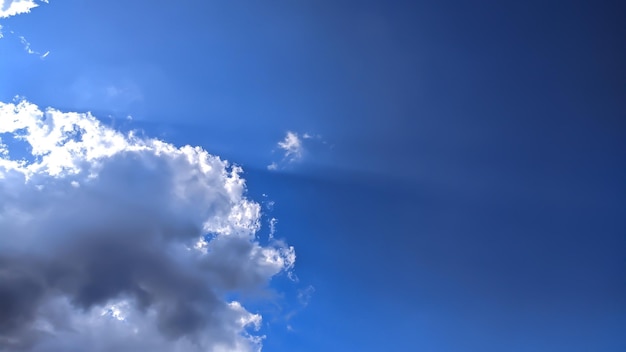 cielo con nubes asombrosas en indonesia