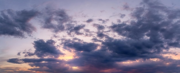 Cielo con nubes durante el atardecer o el amanecer Skyscape panorámico